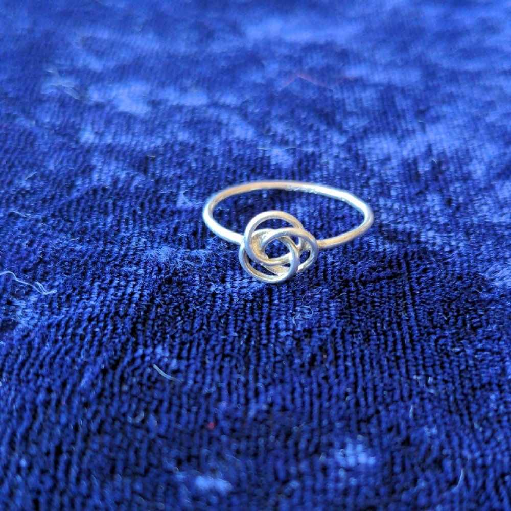 Vintage 925 sterling silver handmade dainty ring with Celtic flower knot